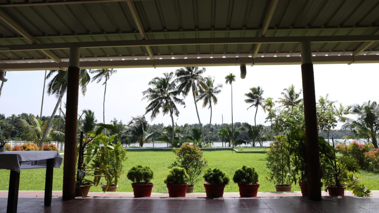 Ashtamudi Lake Garden Resorts Kollam Esterno foto